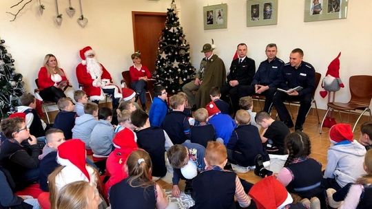 Przedstawiciele służb mundurowych czytali dzieciom
