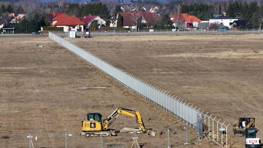 Przenoszą ogrodzenie lotniska - wyjaśniamy przyczyny