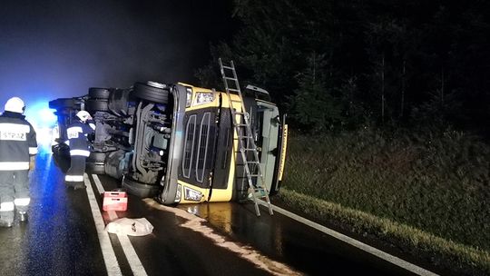 Przewrócona ciężarówka na styku powiatów. DK19 zablokowana przez kilka godzin