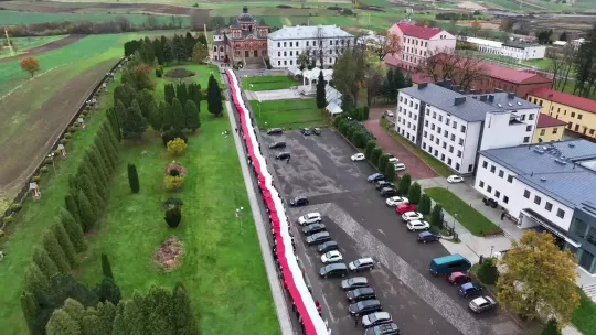 Przez Miejsce Piastowe ponieśli 200-metrową flagę Polski. Zobacz film z drona