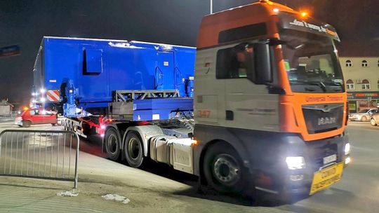 Przez powiat przejechał nietypowy transport. Trzeba było usuwać znaki