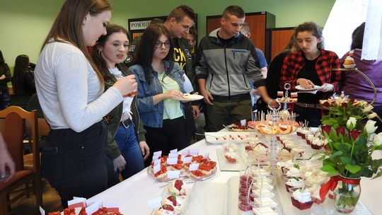 "Przy deserze o Niepodległej" - obchody 100-lecia niepodległości w ZSP nr 2