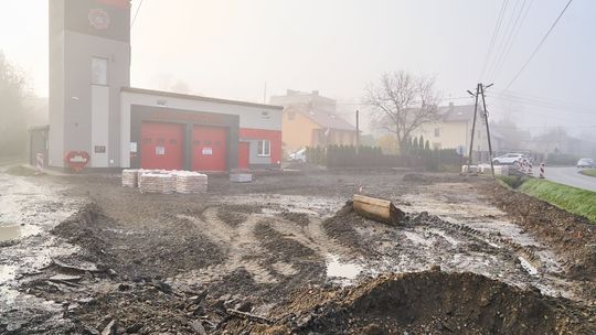 Przy remizie OSP KSRG Jaszczew trwa utwardzanie placu