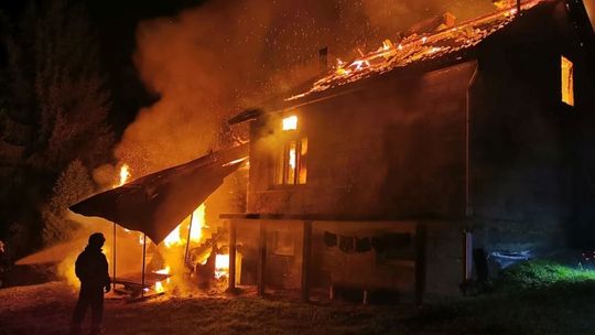 ? Przybówka: Budynek w ogniu! Trudny dojazd strażaków