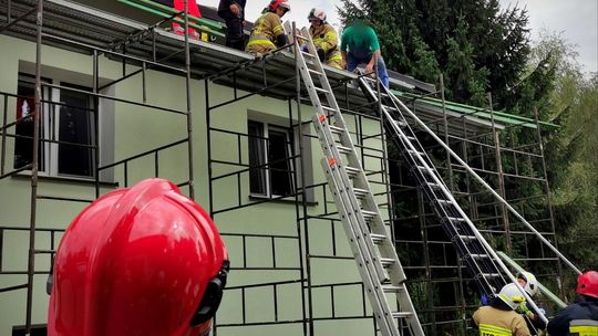 ? Przybówka. Dekarz stracił przytomność podczas pracy na dachu
