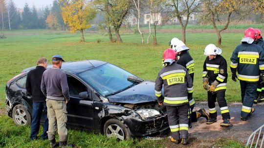 PRZYBÓWKA: Kierująca fordem wjechała w barierki