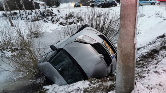 Przybówka. Samochód zakończył jazdę częściowo w stawie