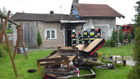 PRZYBÓWKA: Spalił się dom, który był znany z dekoracji bożonarodzeniowych