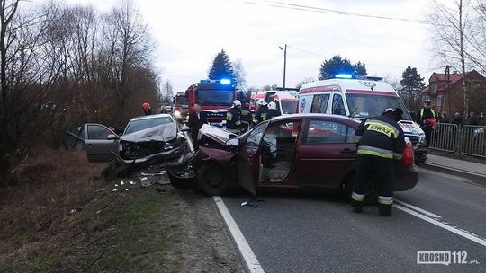 Przybówka: Zderzenie dwóch pojazdów. Trzy osoby trafiło do szpitala