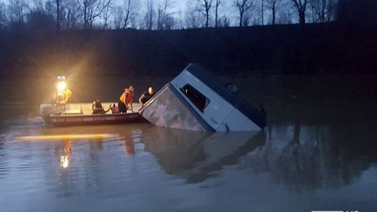 Przyczepa campingowa wpadła do zalewu w Sieniawie