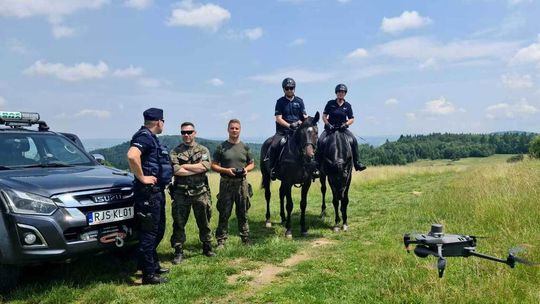 Przymiarki. Policjanci pomogli rażonemu piorunem mężczyźnie