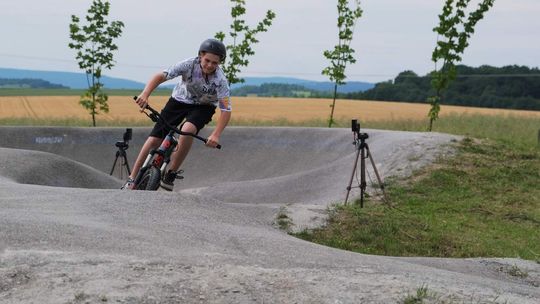 Pumptrack i boisko do siatkówki plażowej w Korczynie. Podpisano umowę z wykonawcą