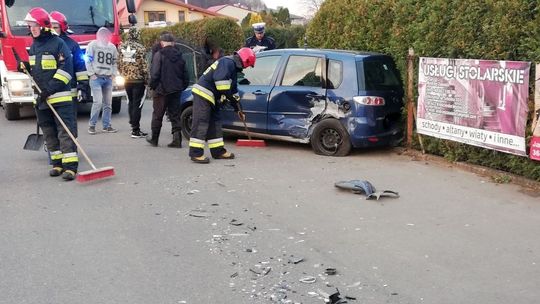 PUSTYNY: Kolizja Opla i Mazdy na Księżej