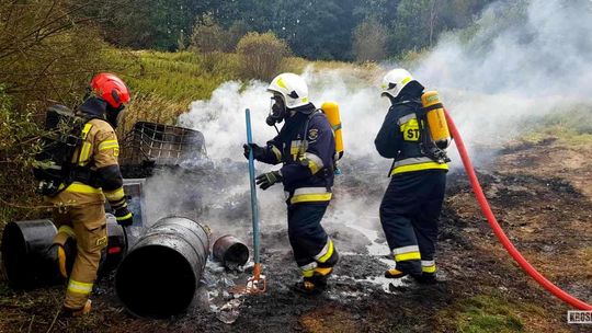 Pustyny. Pożar śmieci tuż przy lesie