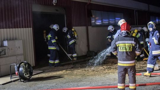 PUSTYNY: Pożar trocin w hali produkcyjnej.