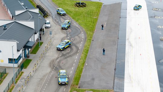 Radiowozy na torze ODTJ. Policjanci z Podkarpacia szkolili się w Krośnie [ZDJĘCIA, WIDEO]