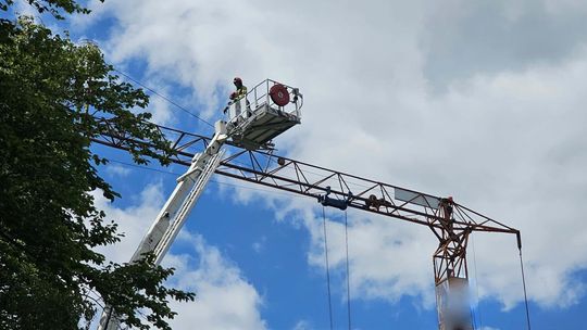 Ramię żurawia wieżowego zaplątane w korony drzew. Strażacy interweniują w Bóbrce