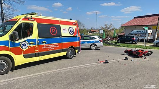Ranny motocyklista po zderzeniu z samochodem w Bziance