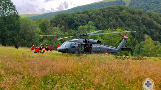 Ratownicy GOPR Bieszczady ćwiczyli z wykorzystaniem policyjnego Black Hawka