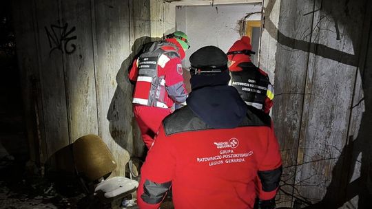 Ratownicy Legionu Gerarda sprawdzają pustostany i pomagają bezdomnym