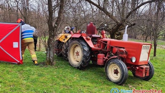 Ratownik 10 z Bóbrki prosto do Siedlisk Żmigrodzkich. Mężczyzna przygnieciony przez traktor