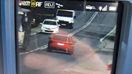 Rażące przekroczenia prędkości w Krośnie i Rogach. Dwóch kierowców straciło prawo jazdy