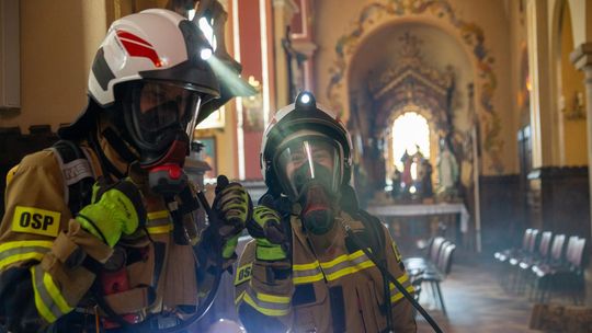Realistyczne ćwiczenia strażaków OSP Krościenko Wyżne w budynku kościoła