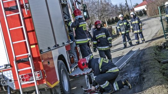 [Relacja na żywo] Silne podmuchy wiatru powodują duże zniszczenia