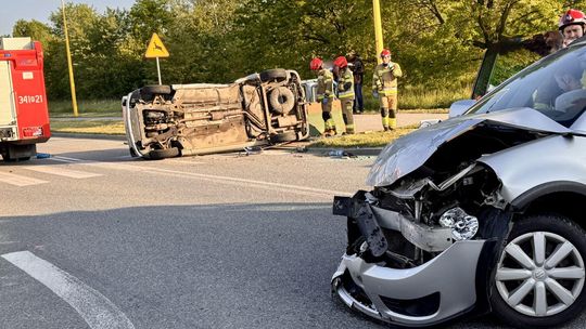 Renault na boku, rozbite Suzuki. Wypadek na Lotników
