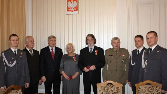 Rodzice trzech żołnierzy odznaczeni medalami