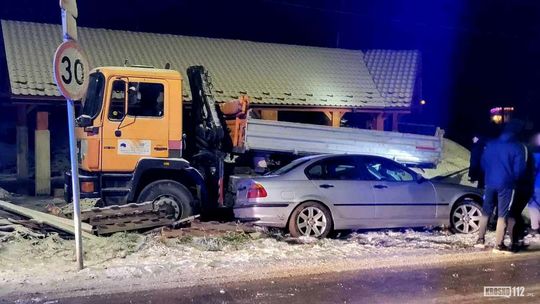 Rogi. BMW uderzył w zaparkowaną ciężarówkę