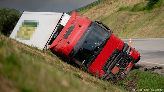 Rogi. Ciągnik siodłowy w rowie na DK19