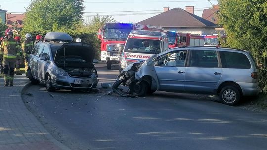 ? Rogi. Czołowe zderzenie dwóch samochodów na łuku drogi