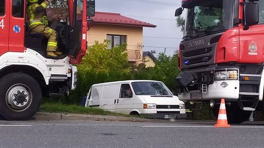 ? Rogi/DK19: Zderzenie busa i ciężarówki na ul. Trakt Papieski