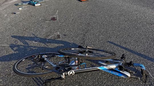 ? Rogi/DK19. Zderzenie rowerzysty z volkswagenem