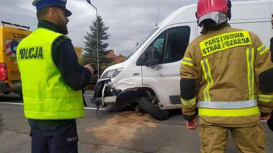 ? Rogi/DK19: Zderzenie suzuki i kurierskiego busa
