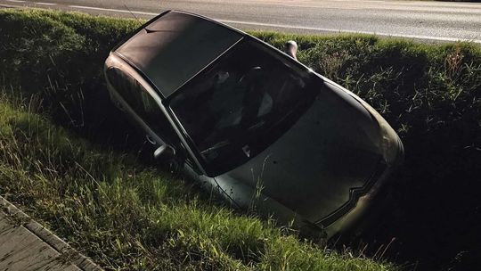 Rogi. Kierujący Citroenem wjechał do rowu