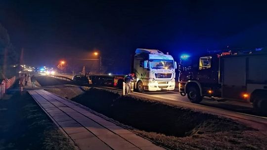 ROGI: Kolizja tira i dwóch osobówek na DK19