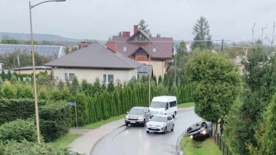 Rogi. Niebezpieczny zakręt i samochody wypadające z drogi. „Czy naprawdę musi zginąć pieszy?”