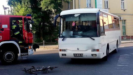 Rowerzysta poważnie ranny po zderzeniu z autobusem
