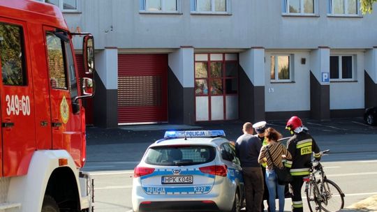 Rowerzysta upadł, po tym jak kierowca audi zajechał mu drogę. Sprawca uciekł