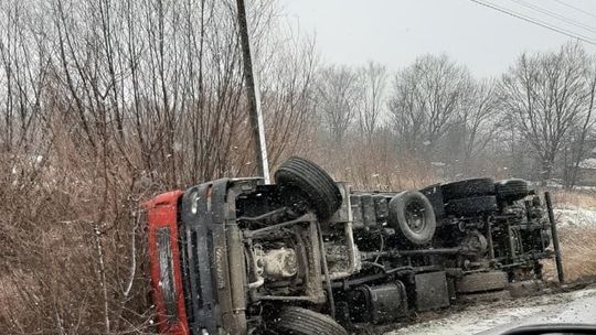 RÓWNE: Ciężarówka z klińcem na boku