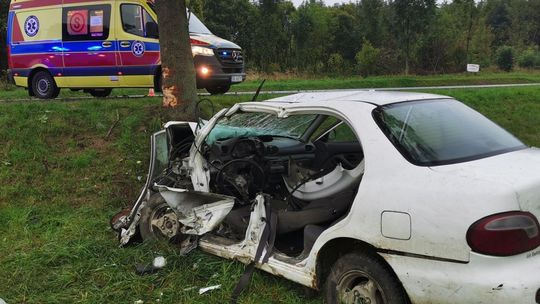 ? Równe/DK19: Samochód uderzył w drzewo. Dwie osoby ranne