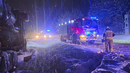 Równe. Ciągnik siodłowy z naczepą wypadł z drogi