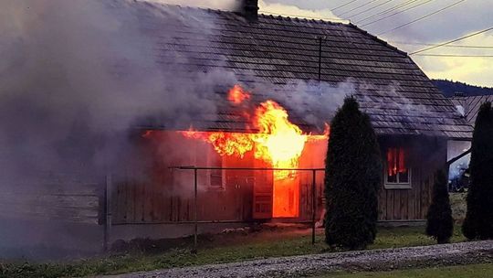 RÓWNE: Pożar drewnianego domu. Wewnątrz miała być kobieta