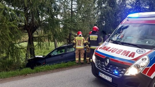 Równe: Samochodem wjechał w drzewo [AKTUALIZACJA]
