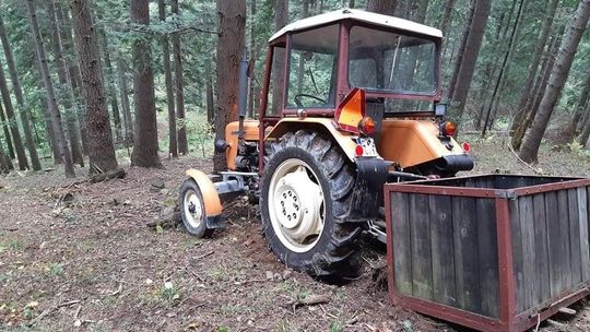 Równe: Wypadek ciągnika rolniczego w lesie