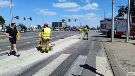 Rozlany beton na DK28. W akcji strażnicy miejscy, strażacy i policjanci