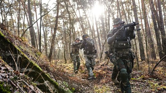 Różnice między Airsoftem a Paintballem: Który Wybrać?