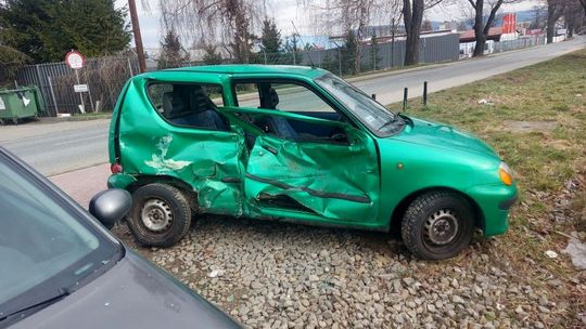 ? Rozpędzonym audi wjechał w dwa zaparkowane samochody